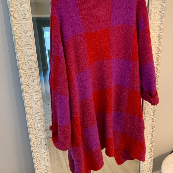 Fun oversized sweater in brilliant red and purple. No buttons. - Picture 2 of 4